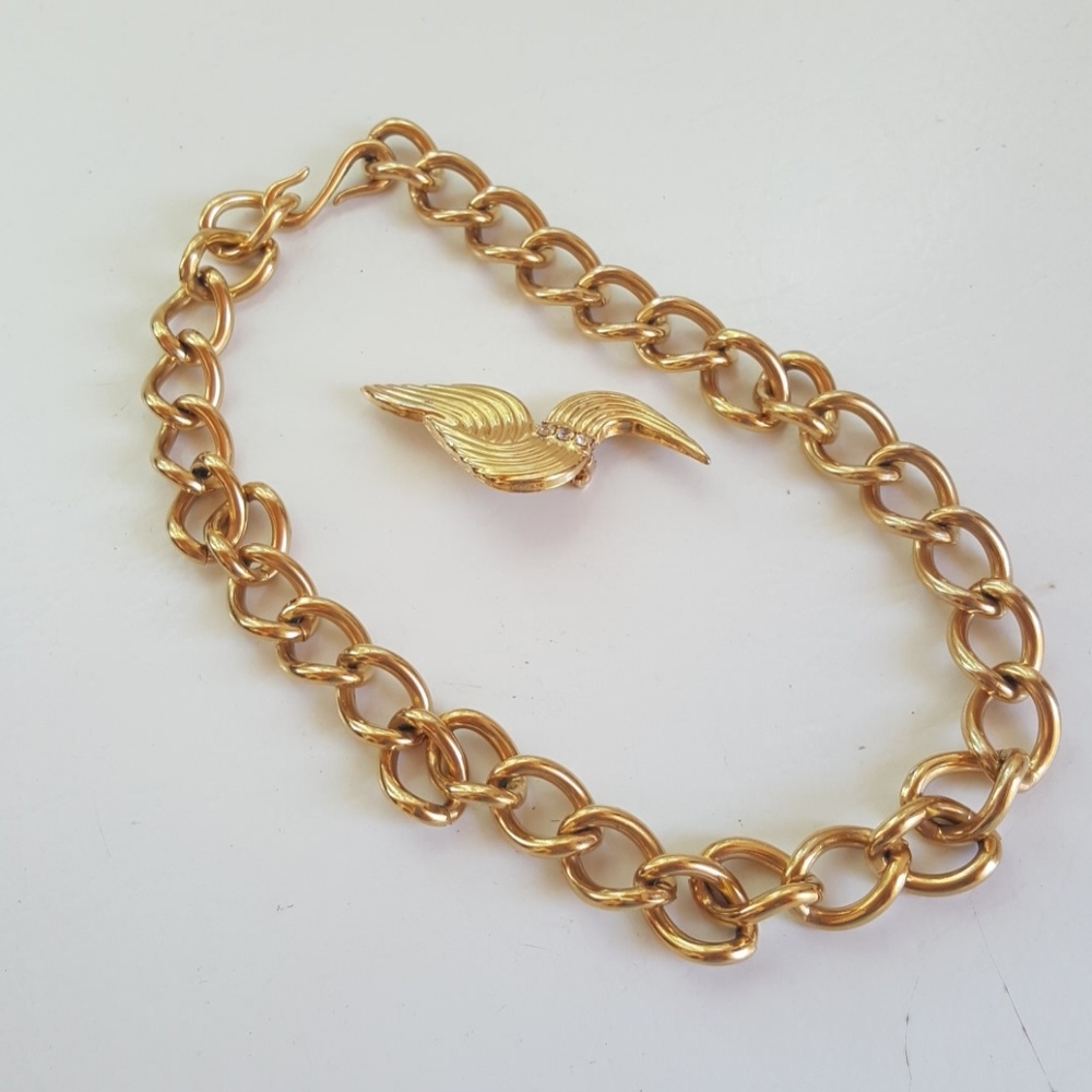 $5 ITEM. Gold tone choker and pin. MUST BUNDLE WITH OTHER ITEMS - Picture 3 of 5
